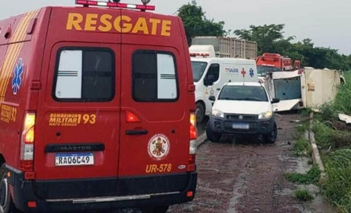 Ambulância tomba em rodovia de MT e deixa feridos durante chuva intensa