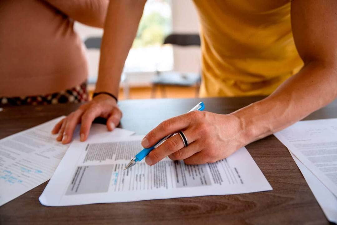 Aluna escrever ensaio, preparando-se para os exames de admissão da universidade - Fotos do Canva