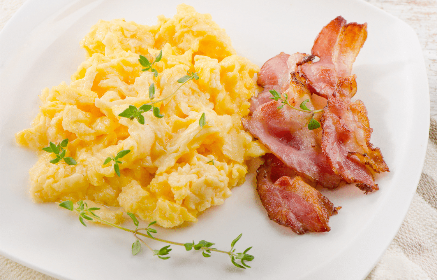 Café da manhã com ovo e bacon