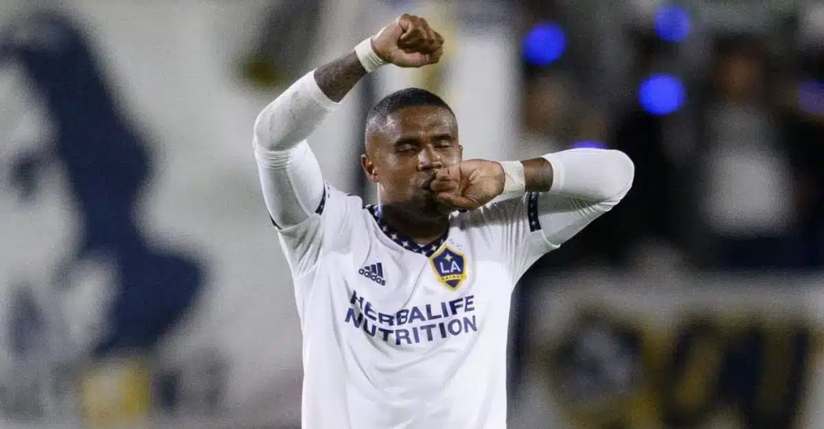 Douglas-Costa-Galaxy-Foto-Reproducao-do-Twitter