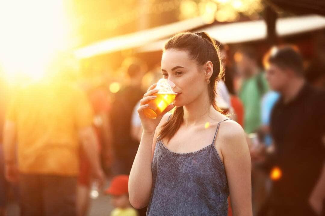 Friends drinking beer - Fotos do Canva