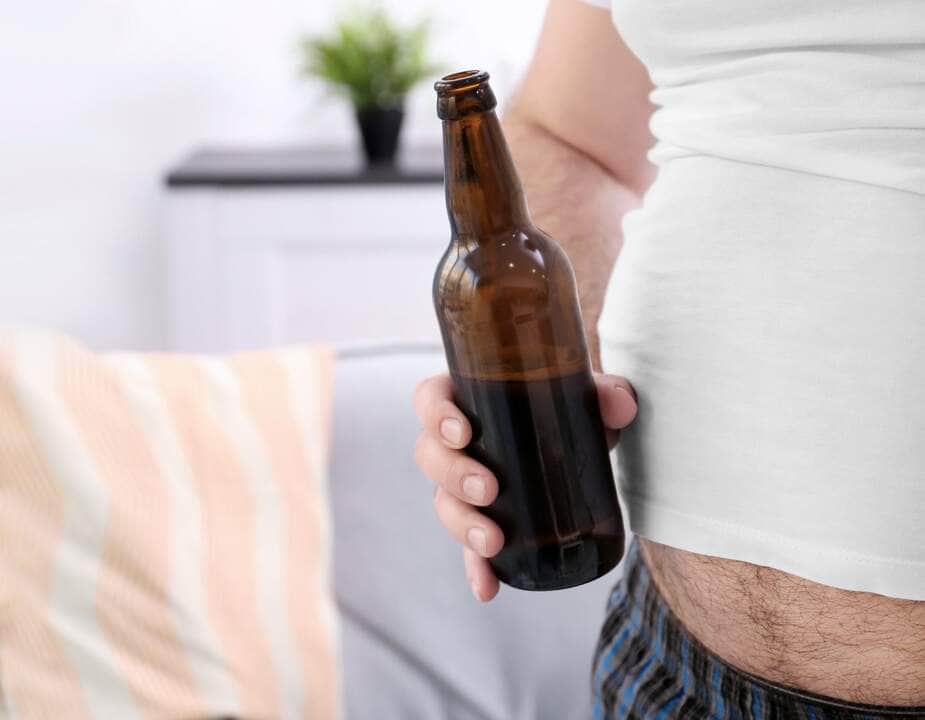 Homem gordo e obeso segurando cerveja - Fotos do Canva