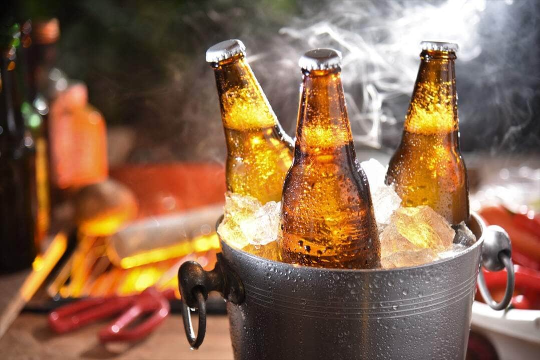 Jovem bebendo cerveja - Fotos do Canva