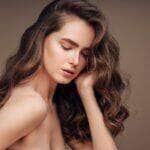 Mulher bonita com cabelo liso moreno longo da beleza sobre o backgroun escuro. Batom vermelho do retrato modelo fêmea e penteado da beleza. - Fotos do Canva