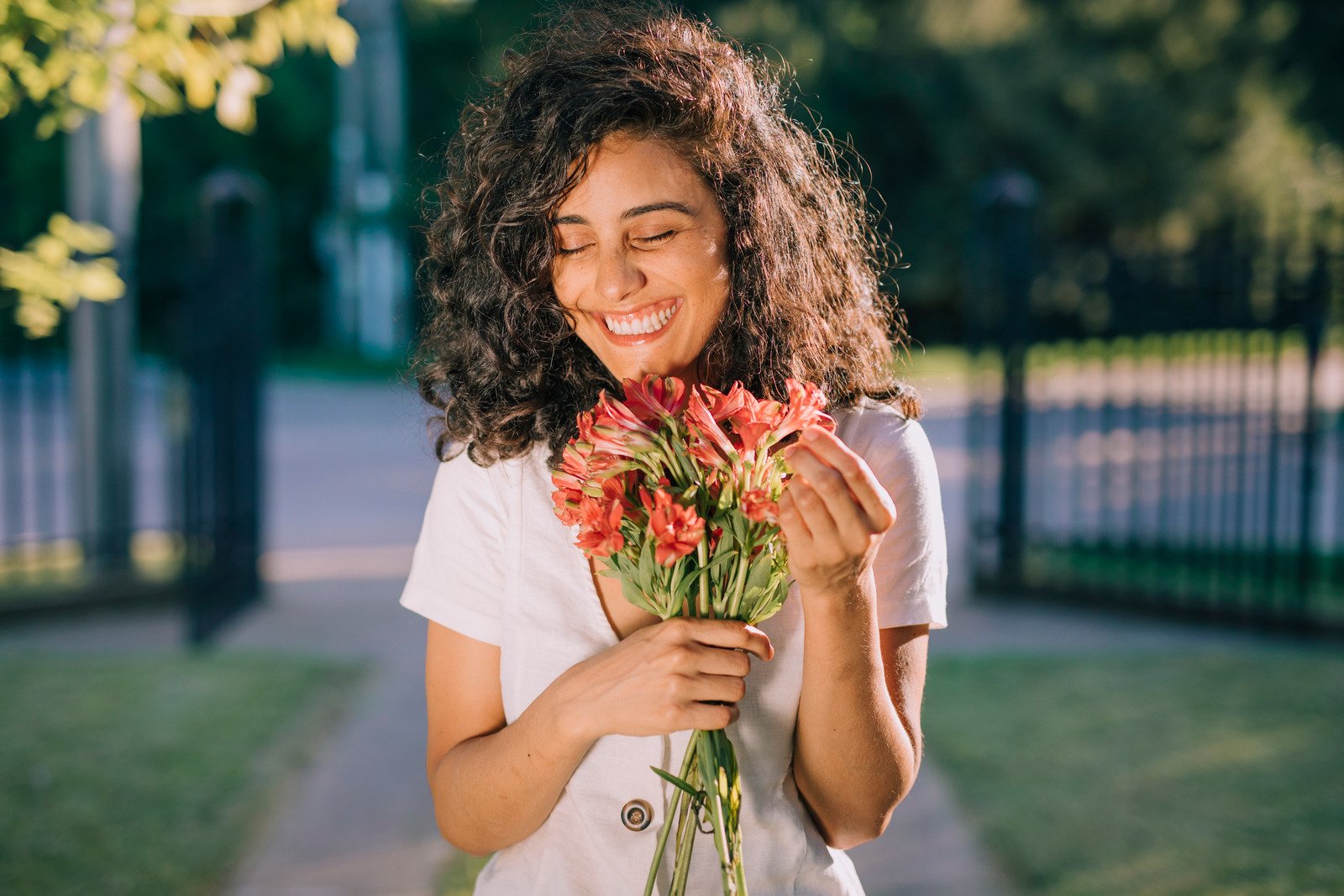 Mulher brilha de felicidade - Foto Canva