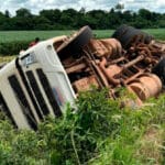 Mulher morre soterrada com grãos de soja após caminhão tombar em Mato Grosso