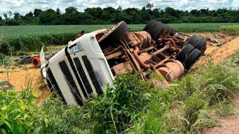 Mulher morre soterrada com grãos de soja após caminhão tombar em Mato Grosso