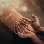 Fazendo a Oração do Dia | Foto Canva