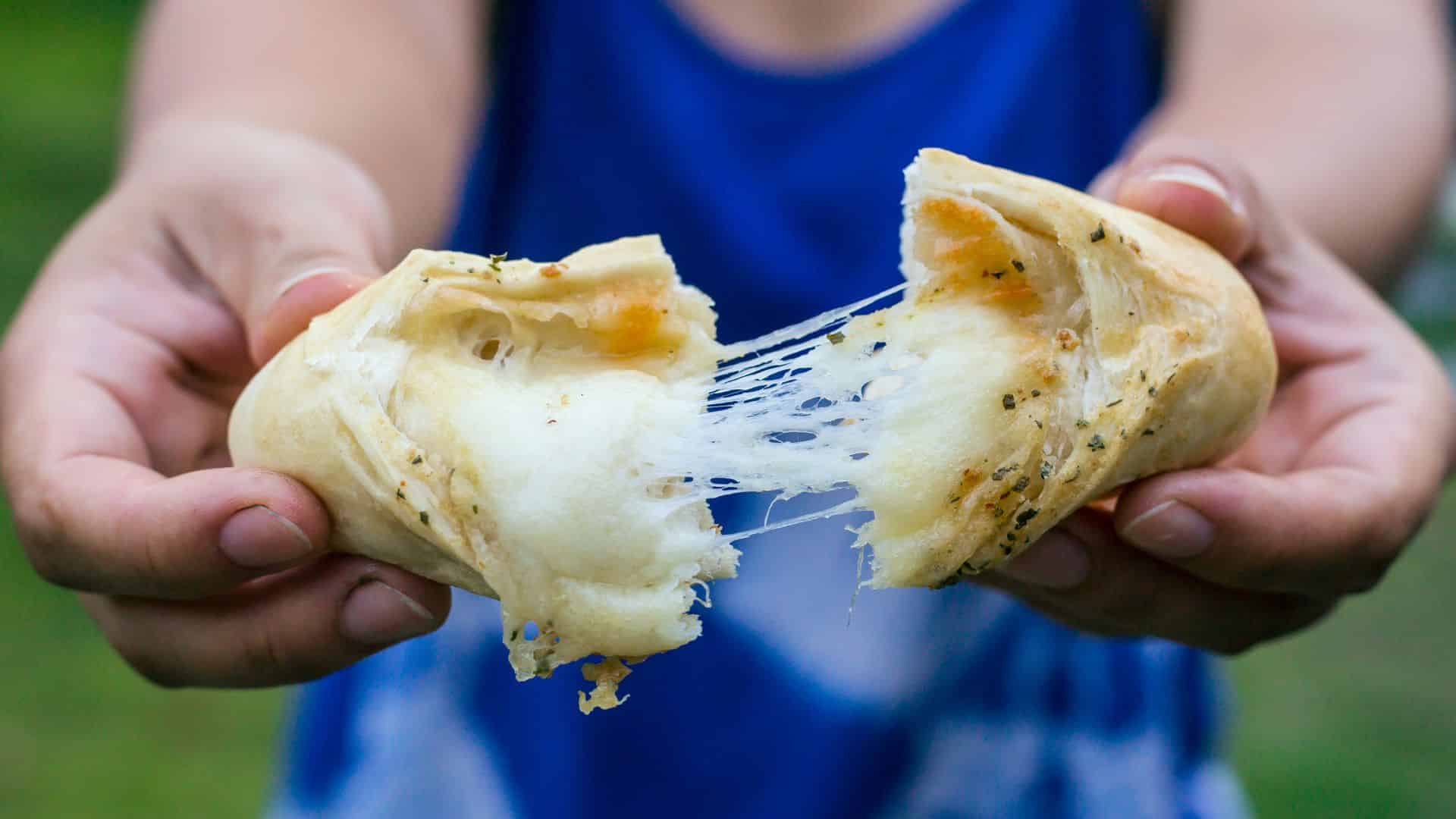 Pão de alho recheado com coração