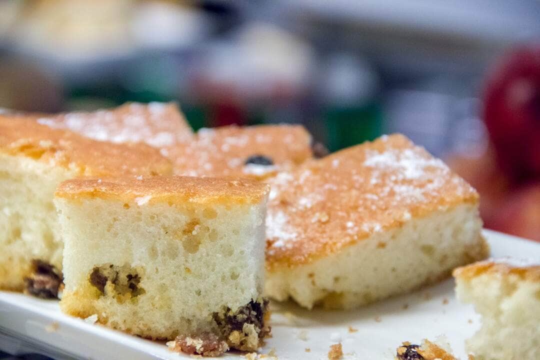 Pedaço de bolo invertido de abacaxi - Fotos do Canva