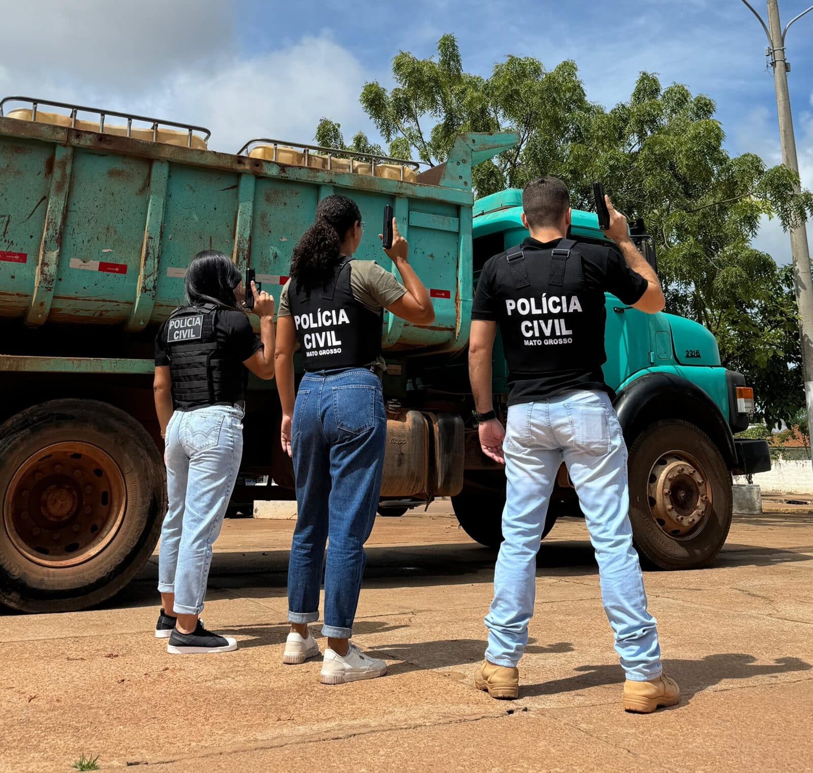 Motorista é preso em flagrante pela Polícia Civil por transporte irregular de combustível destinado à área do Garimpo de Sararé