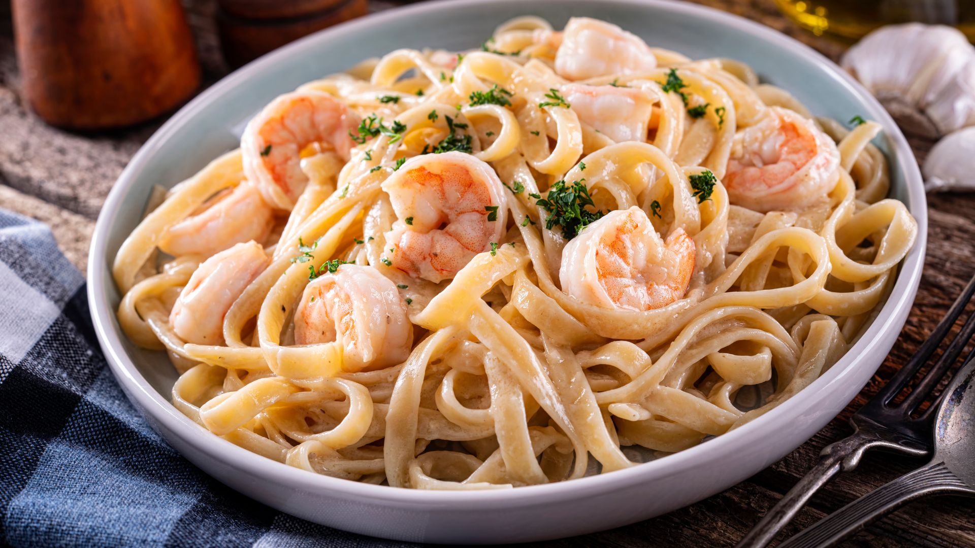 Receita de macarrão com camarão ao molho branco