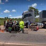 Acidente entre carro, caminhonete e carreta deixa uma pessoa morta em Jaciara