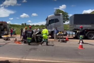 Acidente entre carro, caminhonete e carreta deixa uma pessoa morta em Jaciara