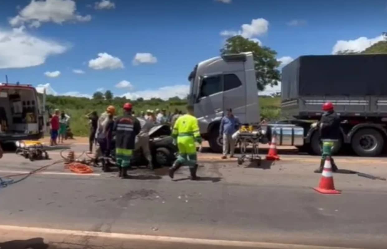 Acidente entre carro, caminhonete e carreta deixa uma pessoa morta em Jaciara