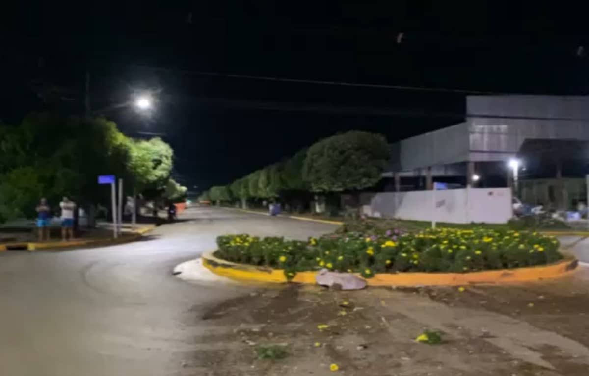 Vídeo mostra carro batendo em rotatória ao fugir da Guarda Civil