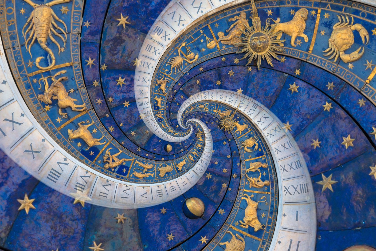 Signo astrológico de Escorpião no relógio antigo. Detalhe da roda do zodíaco com escorpião. - Fotos do Canva