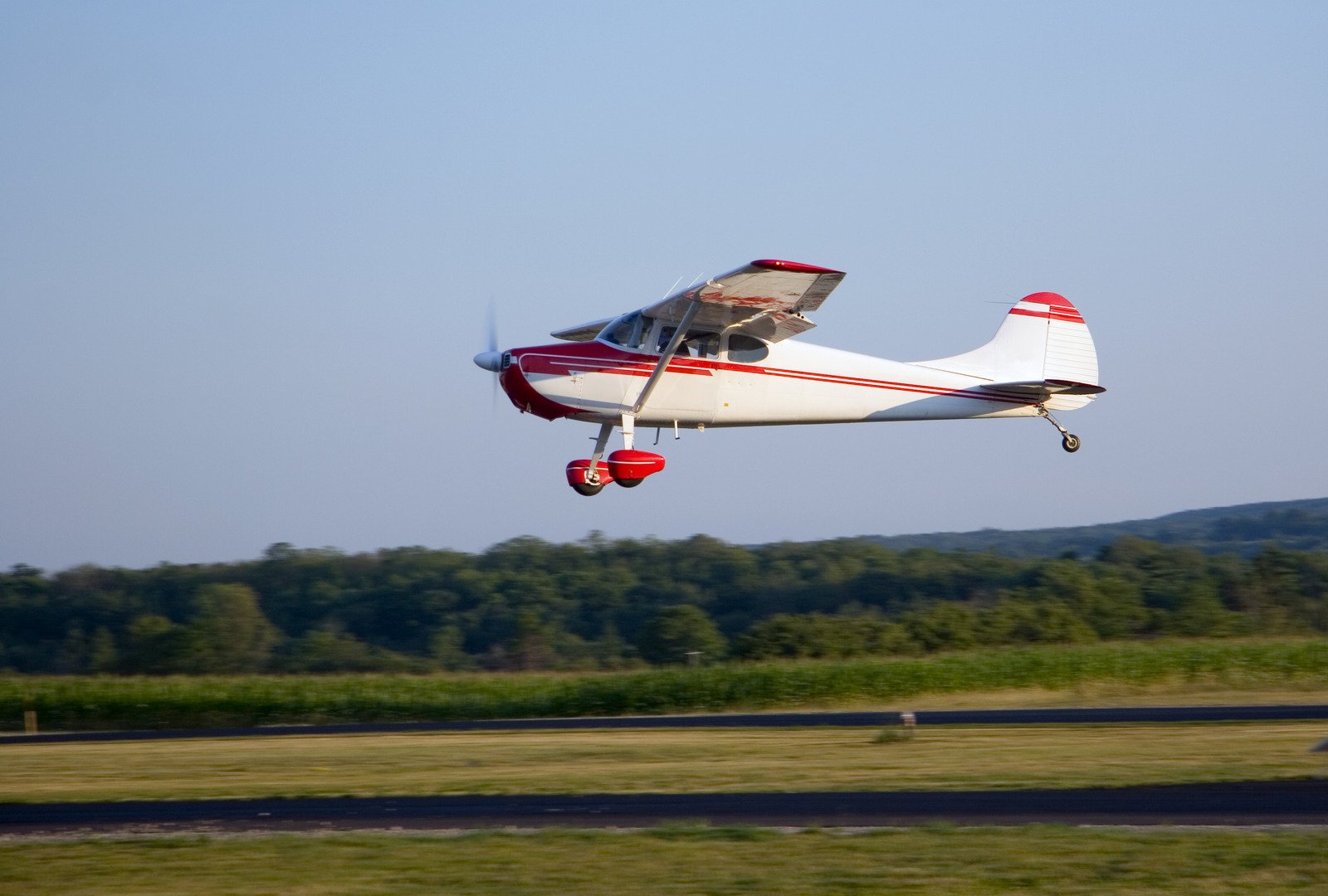 Small airplane Small airplane standing at the runway - Fotos do Canva