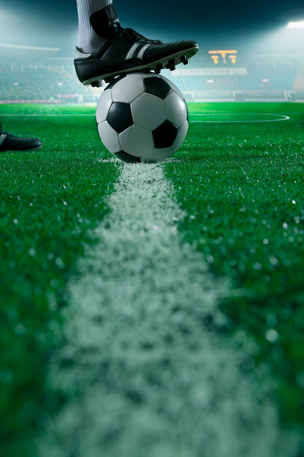 Talento basta? 5 coisas que um jogador de futebol precisa ter para alcançar sucesso no esporte 2 Soccer training lesson for children. Soccer bacground. Football training game soccer players with soccer balls.jpg - Fotos do Canva
