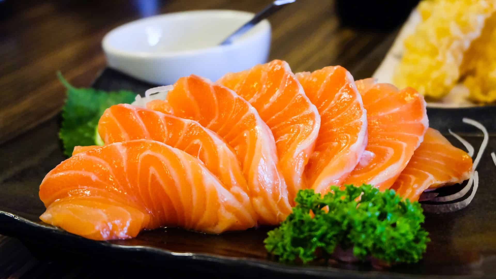 Sushi com salmão