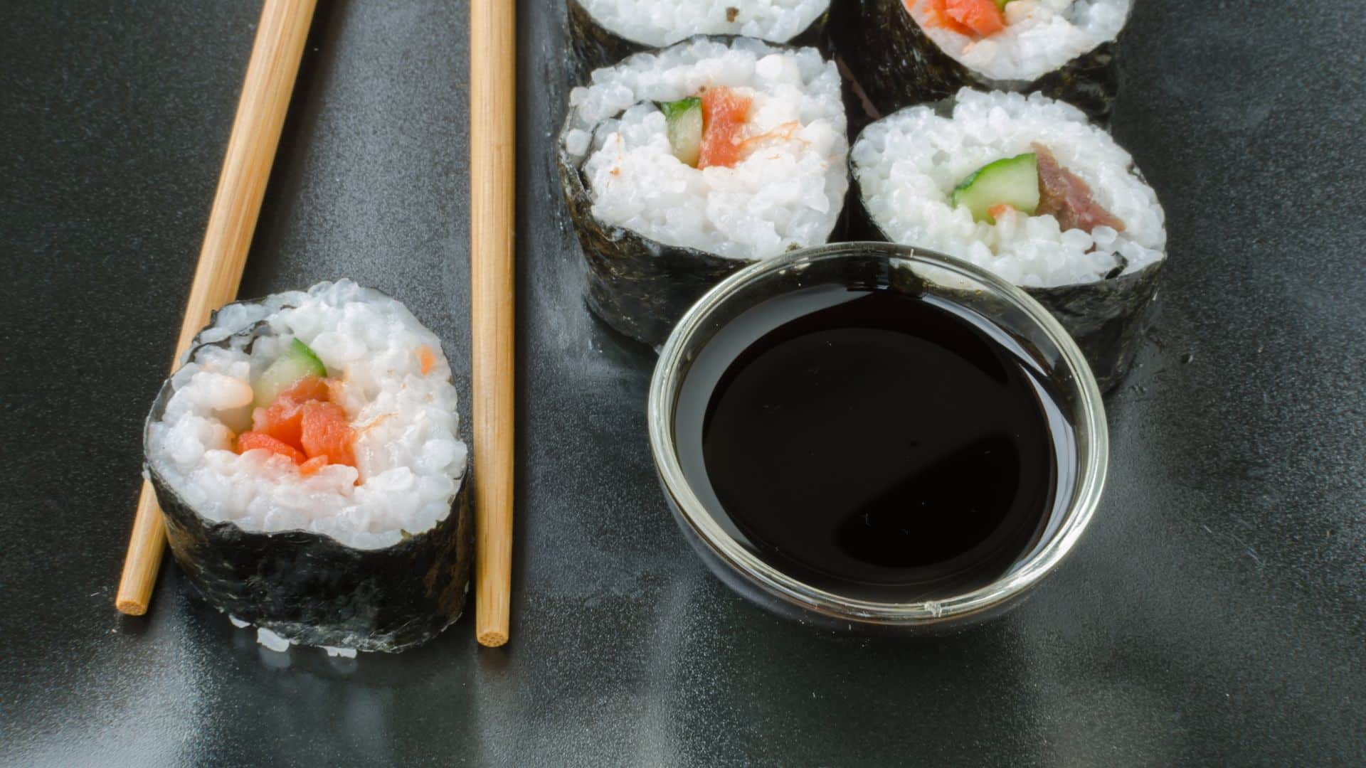 Sushi com salmão