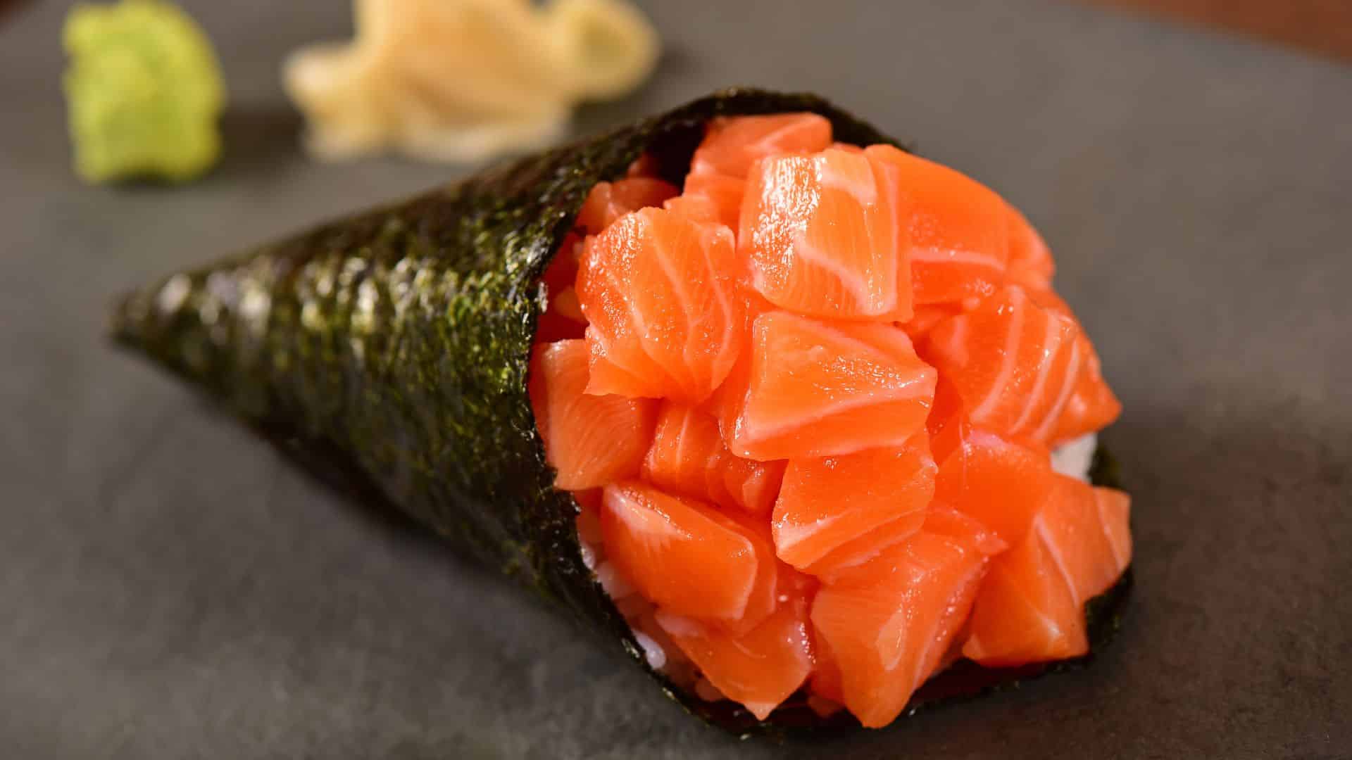 Sushi com salmão