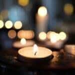 Velas acesas em uma igreja - Fotos do Canva