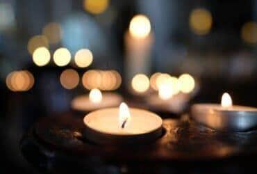 Velas acesas em uma igreja - Fotos do Canva