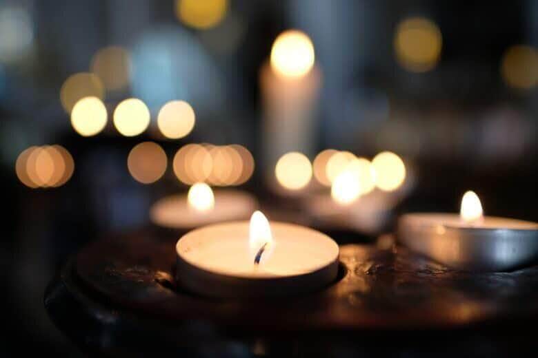 Velas acesas em uma igreja - Fotos do Canva