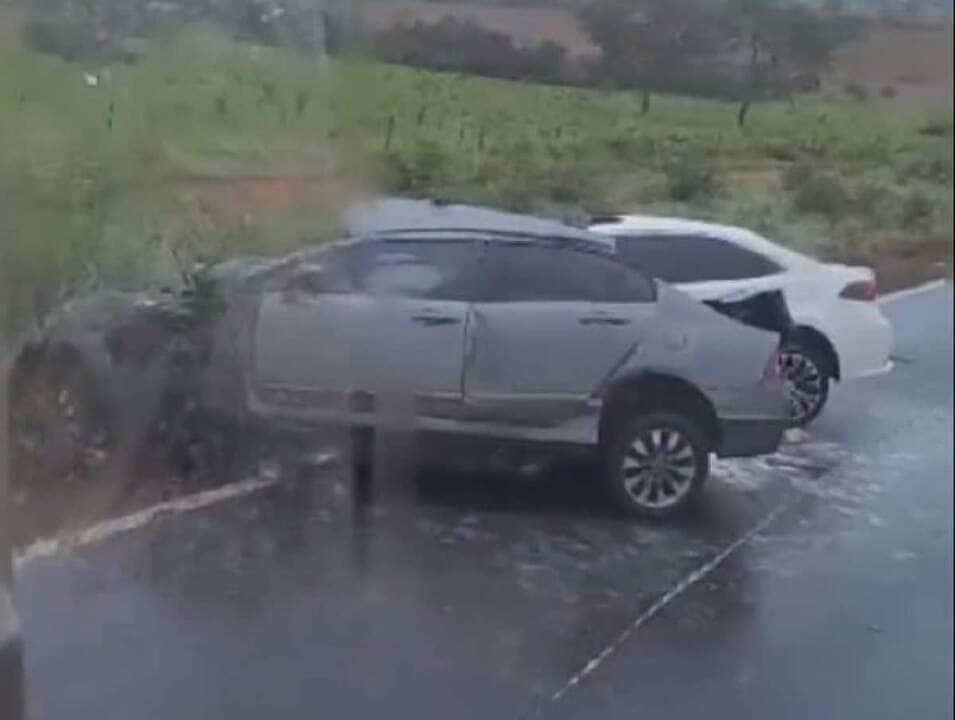 Acidente entre Civic e Corolla deixa 4 mortos e 4 feridos na BR-070