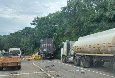 Tráfego interditado na BR-364 após grave acidente com vários veículos