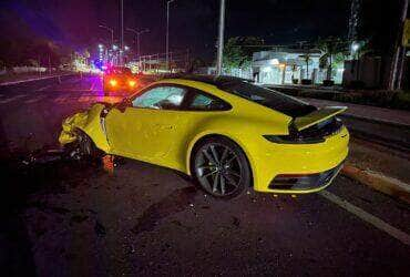 Suposto racha entre carros de luxo termina em acidente.