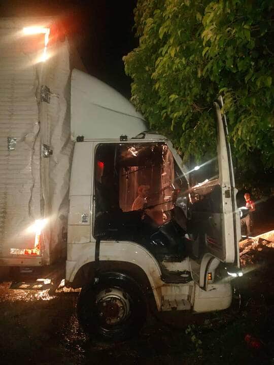 Incêndio em caminhão mobiliza equipe do Corpo de Bombeiros