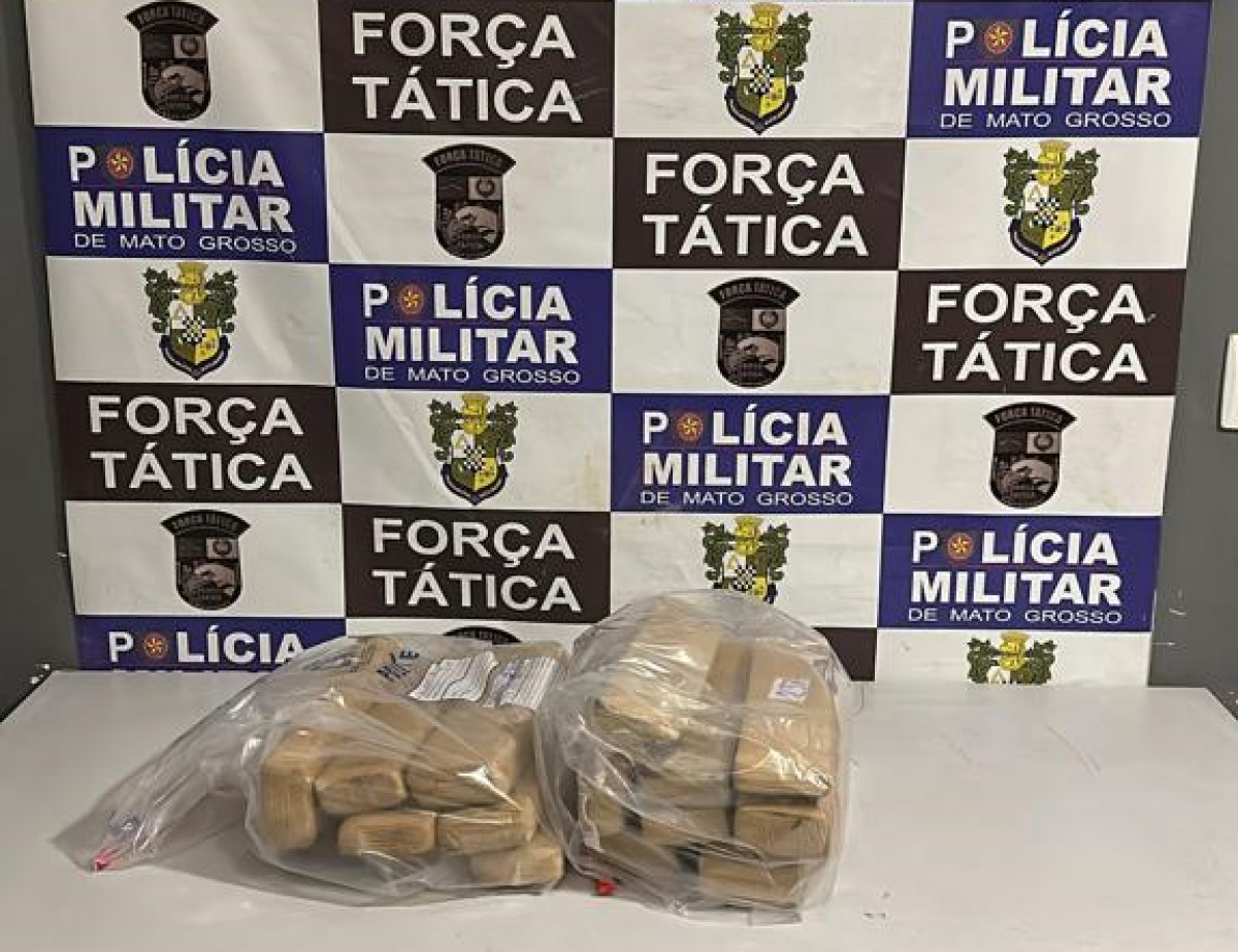 No porta-malas do veículo foram localizados 16 tabletes de substância análoga a maconha.