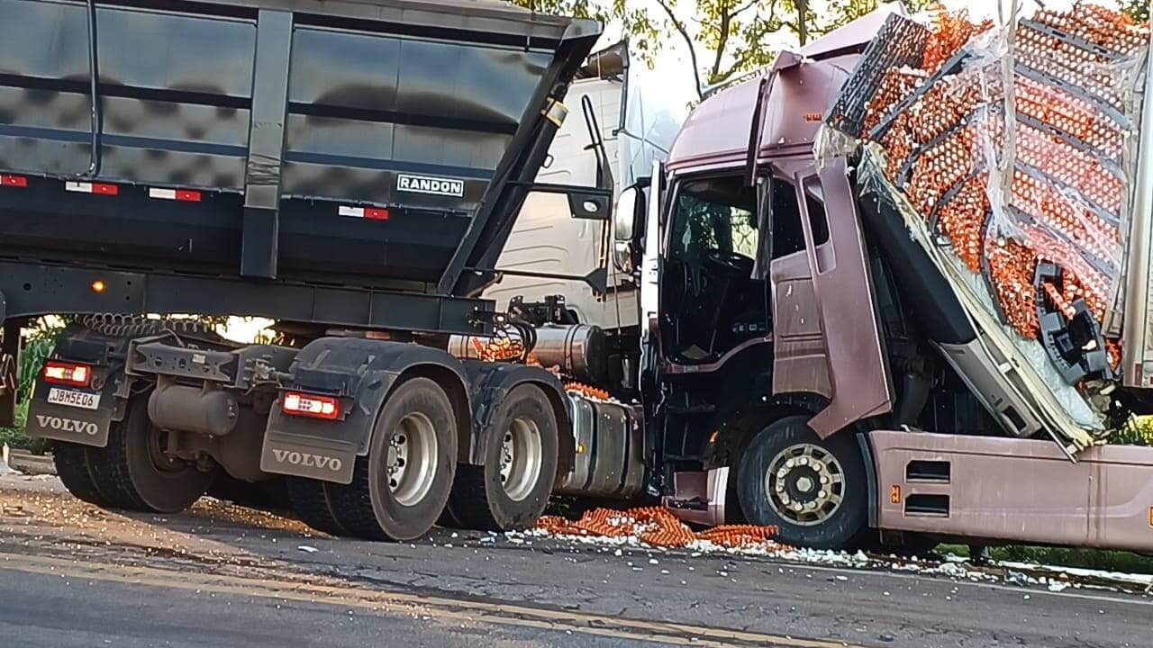 Acidente envolvendo quatro carretas interdita BR-364 em Jaciara