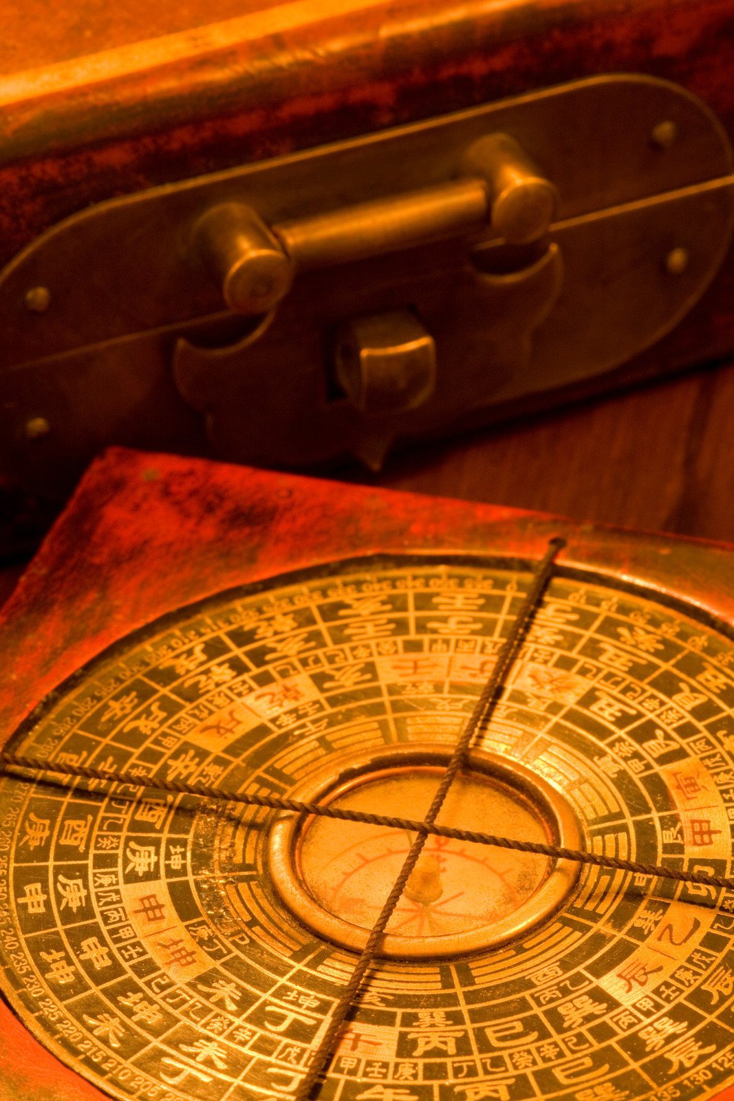 Agradáveis surpresas já estão à porta: horóscopo chinês de fevereiro de 2024 para cada signo do zodíaco oriental 8 Woman with Tarot Cards and Crystals - Fotos do Canva