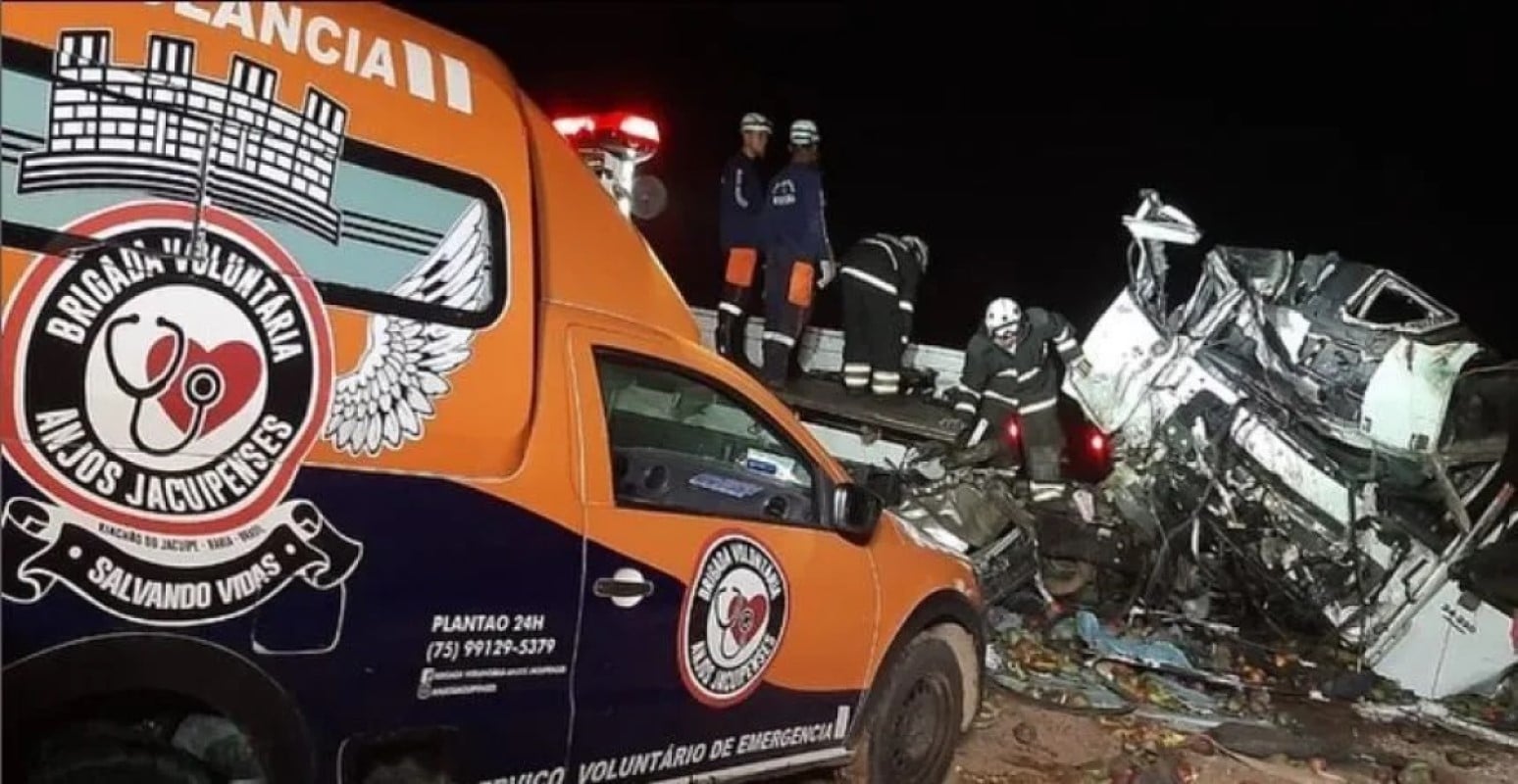Tragédia na BR-324: Colisão entre ônibus e caminhão deixa 25 mortos na Bahia (BA)
