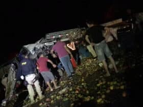 Acidente entre ônibus e caminhão deixou 25 pessoas mortas e cinco feridas, na noite desse domingo (7) na BR-324, em São José do Jacuípe, no norte da Bahia. Foto: Brigada Anjos Jacuipenses