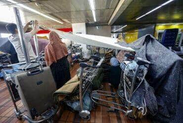 RETROSPECTIVA_2023 - Refugiados afegãos acampados no Aeroporto de Guarulhos. - Foto: Paulo Pinto/Agência Brasil