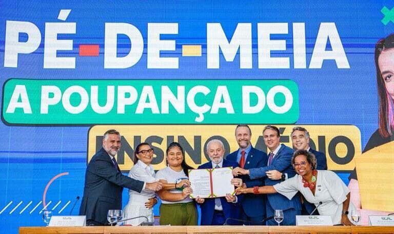 Alunos do Ensino Médio poderão receber até R$ 9,2 mil pelo programa Pé de Meia - Foto: Ricardo Stuckert/PR