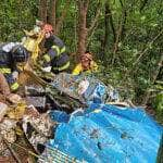 Um avião com duas pessoas a bordo caiu há pouco na divisa entre as cidades de Ribeirão Pires e Rio Grande da Serra, região do ABC paulista. Segundo informações do Corpo de Bombeiros, a aeronave caiu na Rua Teresinha Arnone Cateluci, no bairro Pedreira, às 10h07. A prefeitura de Ribeirão Pires informa que duas pessoas estavam a bordo. Foto: Bombeiros PMESP/Divulgação