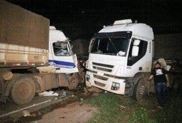 Caminhoneiro tem dedo do pé decepado em acidente entre duas carretas na BR-163 em Nova Mutum