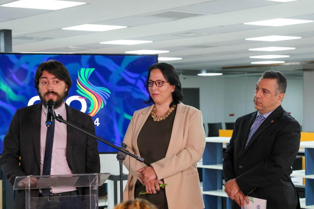 Brasília(DF), 25/01/2024 - Felipe Antunes e Karin Vazquez do Ministério da Fazenda, e Paulo Mamede, do Banco Central, falam sobre resultados da reunião do GT de Arquitetura Financeira Internacional do G20. Foto:Wilson Dias/Agência Brasil