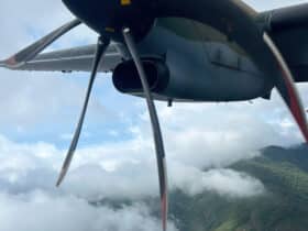 O Segundo Esquadrão do Décimo Grupo de Aviação (2º/10º GAV) - Esquadrão Pelicano foi acionado para realizar as buscas ao helicóptero, de matrícula PR-HDB, no litoral de São Paulo (SP), tendo cumprido, até o momento, aproximadamente 15 horas de voo. Responsável por realizar a ação de Busca e Salvamento de aeronaves e embarcações desaparecidas em todo território nacional, o Esquadrão atua, nesta missão, com a aeronave SC-105 Amazonas. A bordo, estão 15 tripulantes especializados. Foto: Fab/Gov. BR