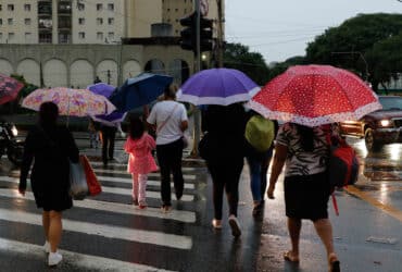 São Paulo (SP),14/03/2023 - Pessoas se protegem da chuva que deixa São Paulo em estado de atenção no final da tarde, na Avenida Pompéia. Foto: Fernando Frazão/Agência Brasil