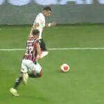 Lance de Corinthians x São Paulo nesta terça (30). Foto: Reprodução CazéTV