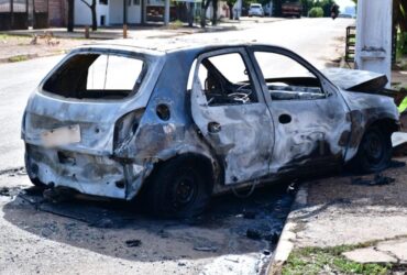 Carro pega fogo após bater contra poste em Rondonópolis