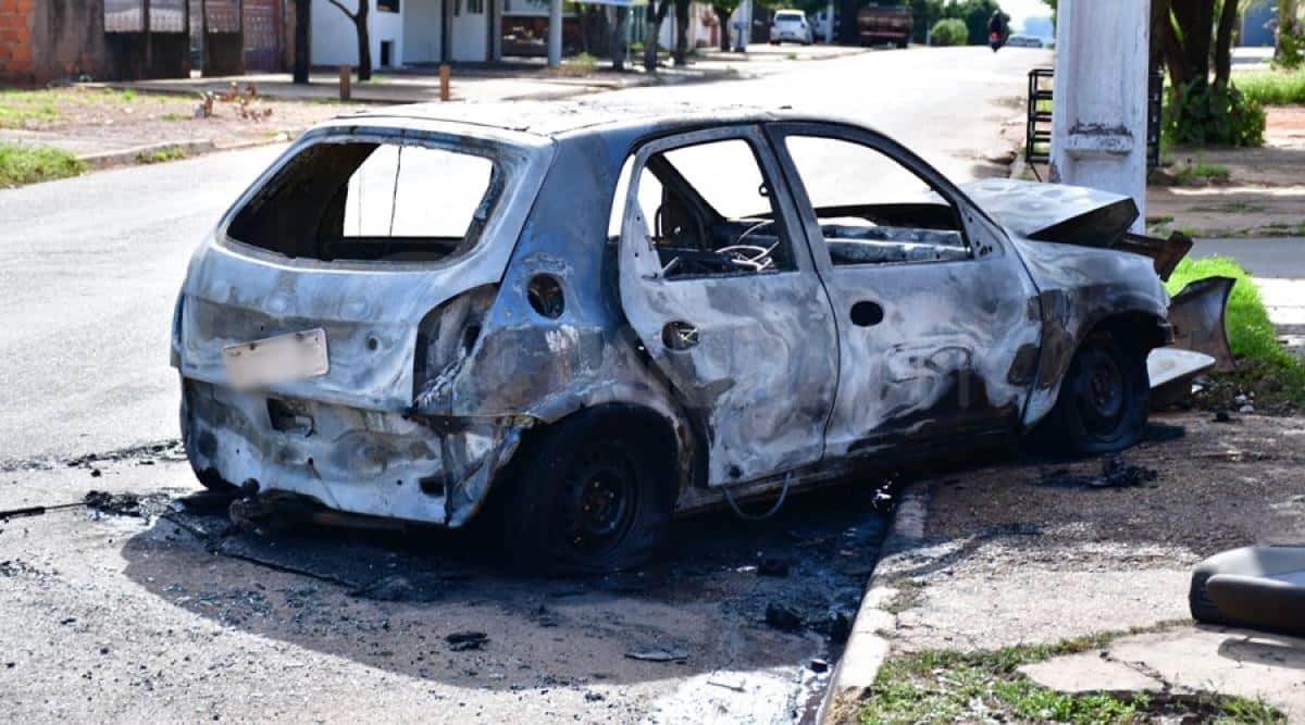 Carro pega fogo após bater contra poste em Rondonópolis