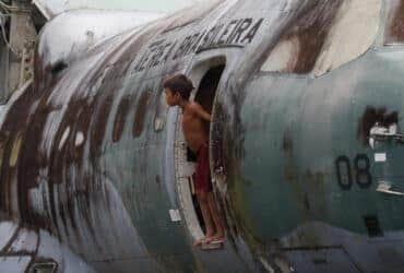 Surucucu (RR), 09/02/2023 - Crianças indígenas yanomami brincam em sucata de aeronave da Força Aérea Brasileira no aeroporto de Surucucu. Foto: Fernando Frazão/Agência Brasil