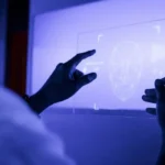 designer usando uma tecnologia futurista de tela de tablet digital transparente